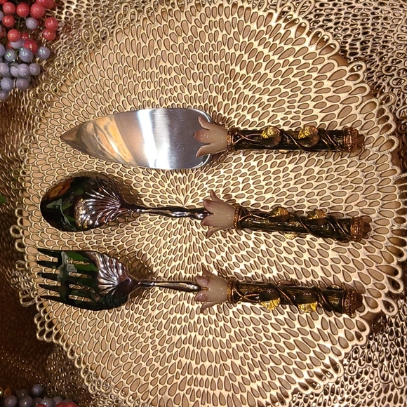 2 Saints Fork and Spoon Serveware Set and Matching 2 Saints Cake Knife - Picture 5 of 8